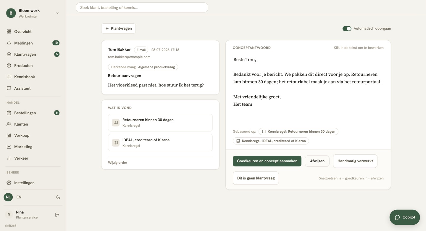 Een klantvraag met het concept ernaast en de gebruikte bronnen eronder. Opname uit de app met voorbeelddata; klanten staan op example.com.