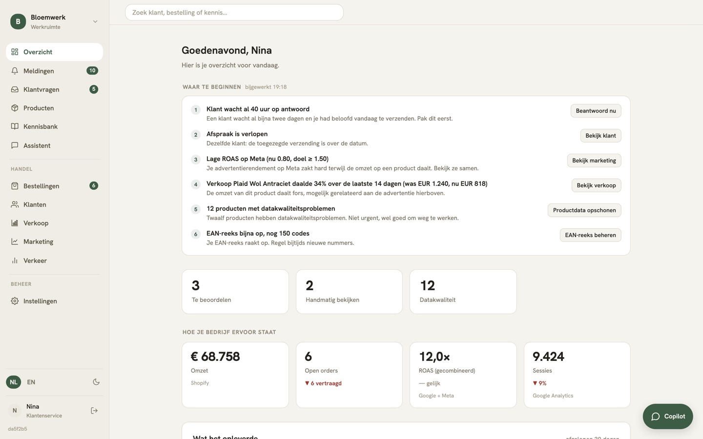 Waar een dashboard cijfers toont, staat hier één lijst met wat vandaag afwijkt, met de reden en een voorgestelde stap. Opname uit de app met voorbeelddata.