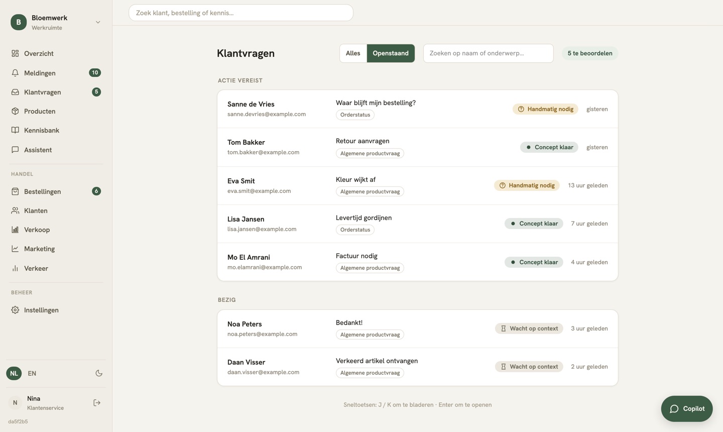 Alle kanalen komen samen in één wachtrij, met per vraag de status en het kanaal. Opname uit de app met voorbeelddata.